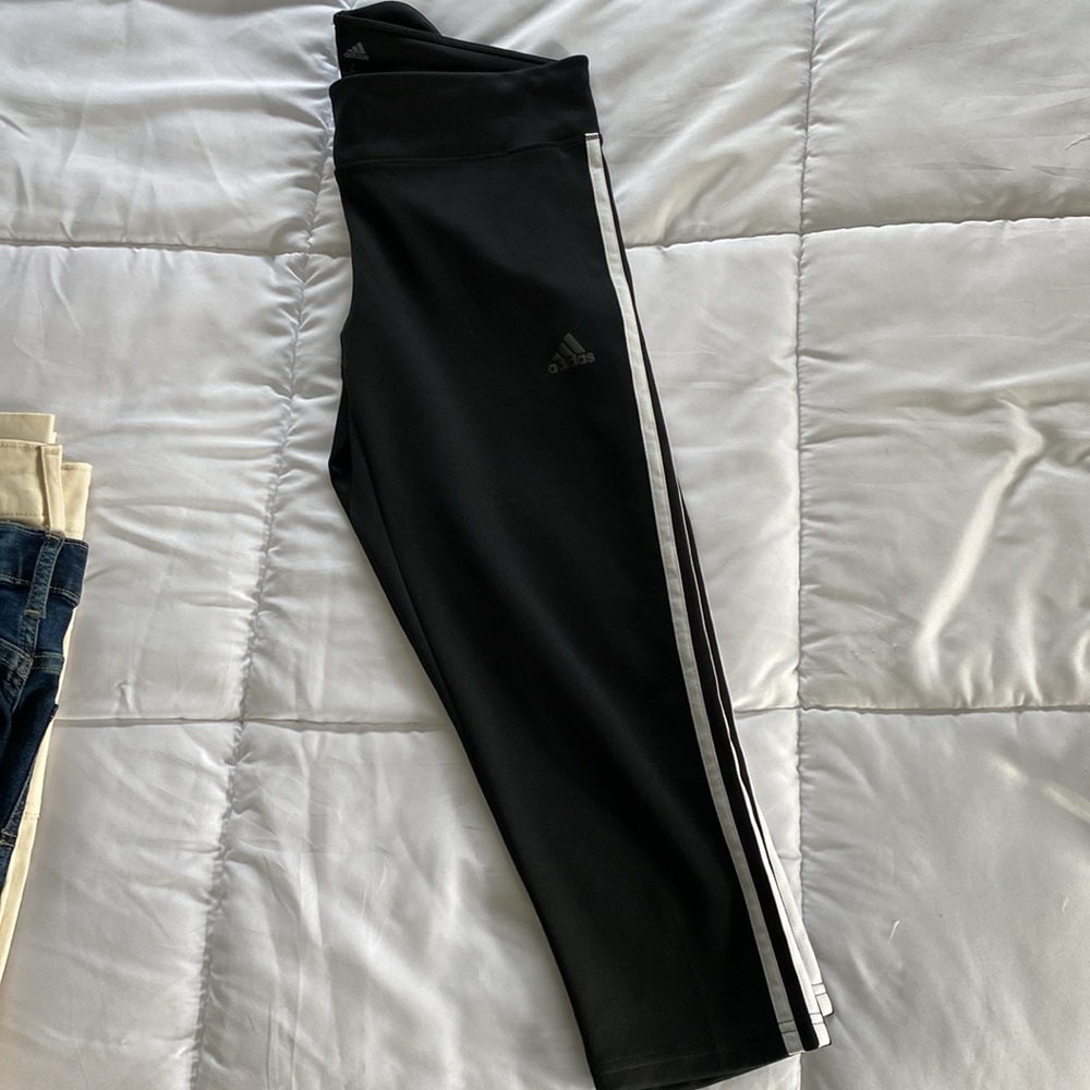 Adidas climalite Capri leggings in black w/ white 3 stripe size large, like new
